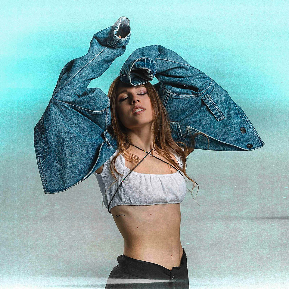 angelina-mango-in-tour-in-autunno