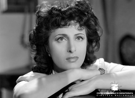Anna Magnani_ Avanti a lui tremava tutta Roma di Carmine Gallone (1946). Foto di Osvaldo Civirani
